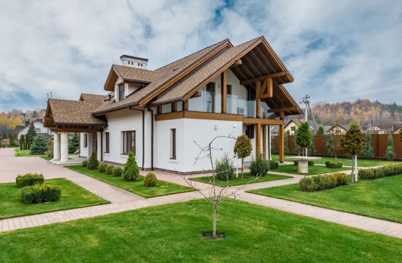 Neu gebaute Einfamilienh&auml;user mit gepflegten Vorg&auml;rten